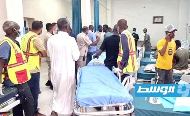 نقل جرحى الهجوم على مديرية أمن ربيانة بمستشفى في الكفرة، الخميس 6 أكتوبر 2022. (جهاز الإسعاف والطوارئ)