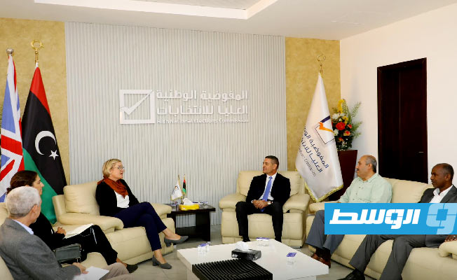رئيس مجلس المفوضية العليا للانتخابات، عماد السايح، مع سفيرة المملكة المتحدة لدى ليبيا الأحد27 أغسطس2023 (الهيئة العليا للانتخابات)