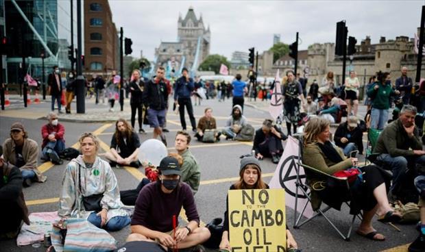 نشطاء لحماية البيئة يقطعون جسر «تاور بريدج» في لندن