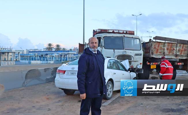 رجل مرور بجوار سيارتين اصطدمتا بطريق المطار، 22 فبراير 2024. (مديرية أمن طرابلس)