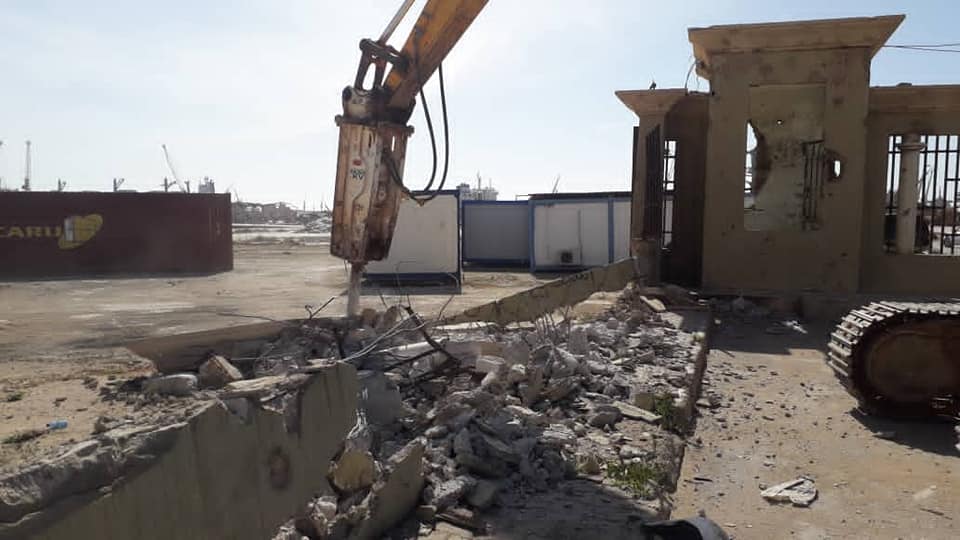 من أعمال إزالة وإعادة بناء واجهة ميناء بنغازي البحري، 17 أبريل 2021. (بلدية بنغازي)