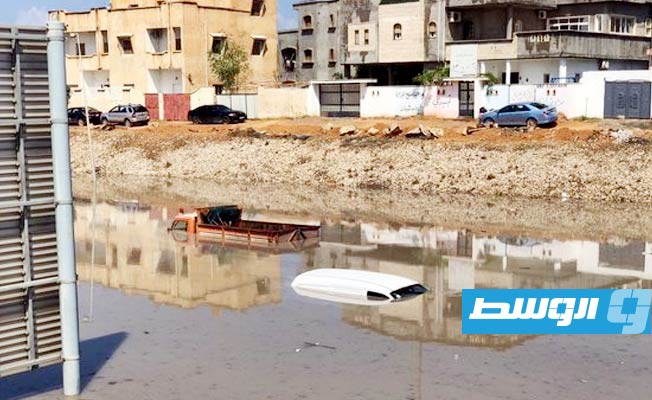 بالصور.. مياه الأمطار تغمر الشوارع وتغطي السيارات في طرابلس