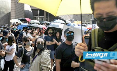 آلاف المتظاهرين يتحدون الشرطة في هونغ كونغ