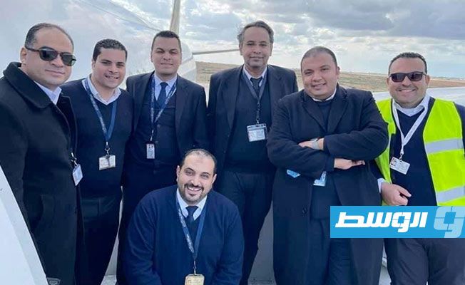 من استقبال عاملي محطة شركة الخطوط الجوية في مصر زملاءهم القادمين من مطار معيتيقة، 20 فبراير 2021. (مطار معيتيقة)