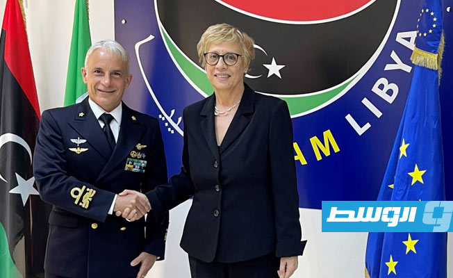 رئيسة «يوبام» وقائد البعثة الإيطالية أثناء توقيع اتفاق العمل، الأحد 23 يناير 2022. (يوبام)