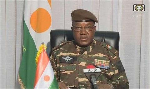 قائد الانقلاب في النيجر يرفض العقوبات.. وإجلاء جزئي لطاقم السفارة الأميركية