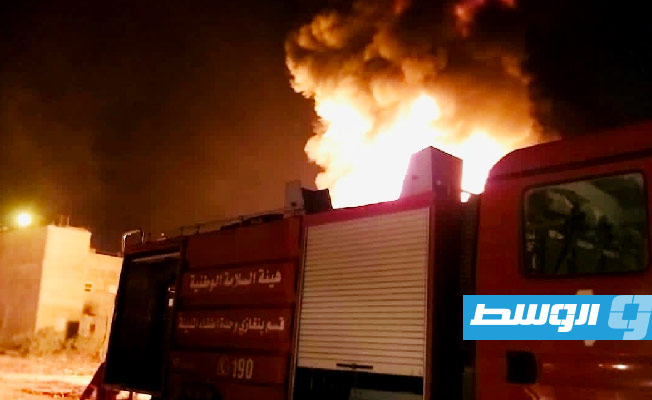 فرق الإطفاء تحاول السيطرة على حريق بالقرب من مستودع رأس المنقار في بنغازي، 1 يوليو 2023. (شركة البريقة لتسويق النفط)
