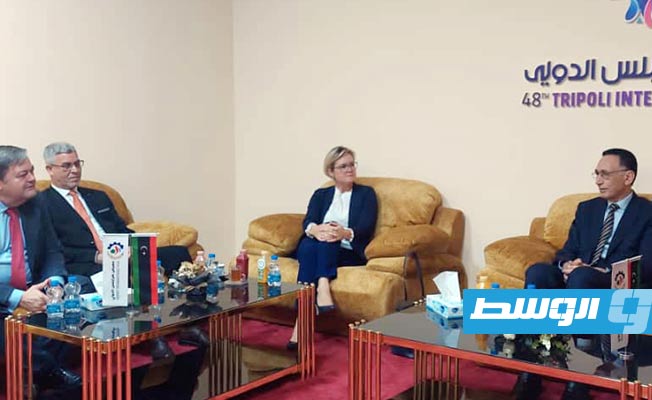 الحويج مع سفيري بريطانيا وإسبانيا بمعرض «ليبيا بلد» في طرابلس. (الشركة الليبية للحديد والصلب)