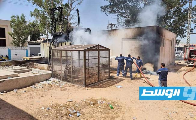 أعمال الإطفاء لمحول الكهرباء بمحطة المقاولون العرب في طرابلس. (الشركة العامة للكهرباء)