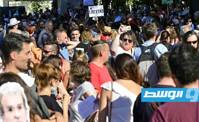 إسبانيا.. المئات يتظاهرون في مدريد رفضا لوضع الكمامة