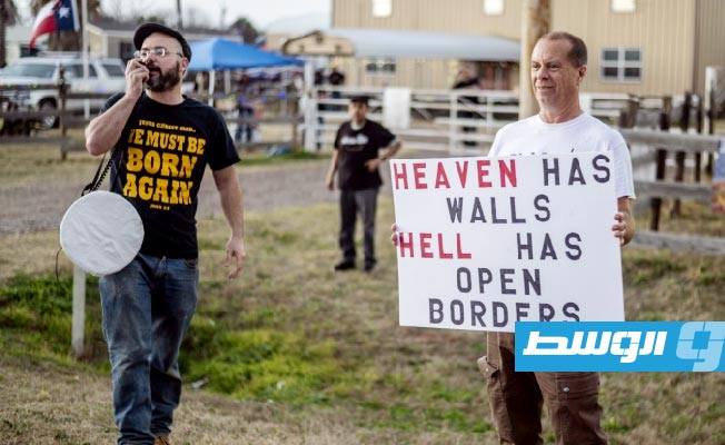 «جيش الله» في تكساس يحتج على تدفق المهاجرين على الحدود المكسيكي