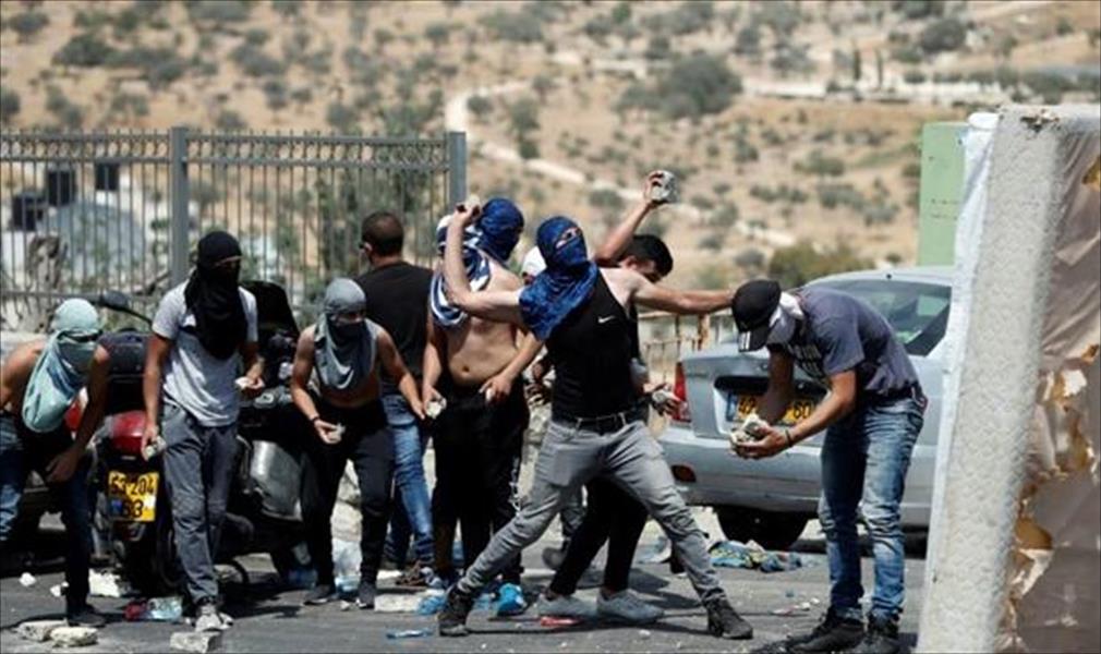 «جمعة الغضب».. آلاف الفلسطينيين يصلون في الشوارع ومواجهات في القدس
