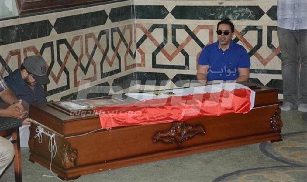 بالصور: مدحت صالح ونجوم الفن في جنازة عمرو سمير