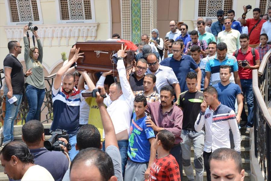 بالصور: مدحت صالح ونجوم الفن في جنازة عمرو سمير