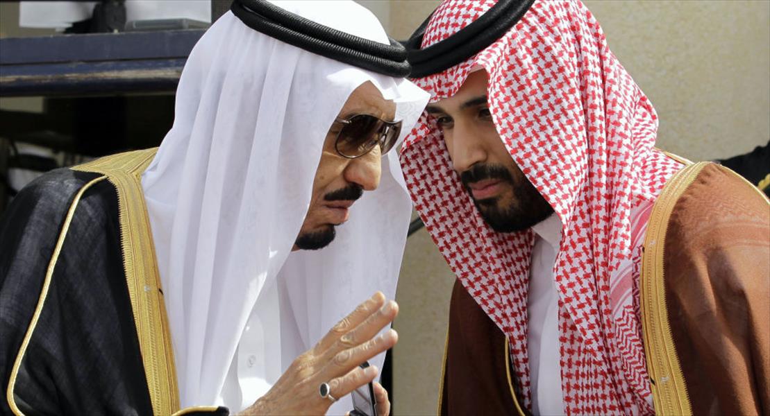 فيديو: ولي العهد السعودي يقبل قدم والده خلال وداعه
