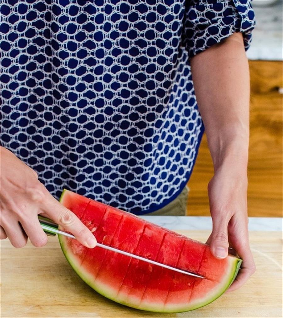 بالصور: أفضل طريقة لتقطيع البطيخ