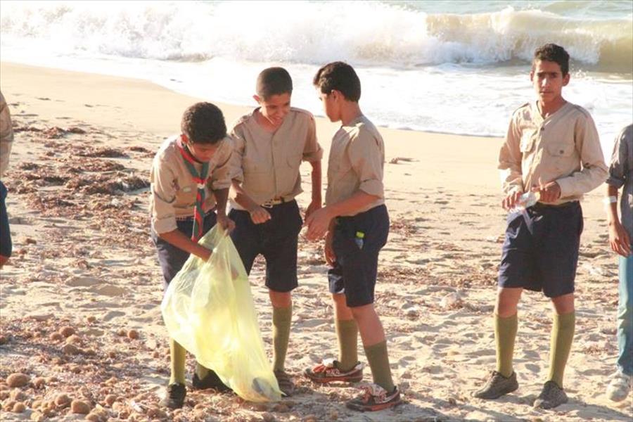 كشافة سرت ينظمون حملة لتنظيف الشاطئ