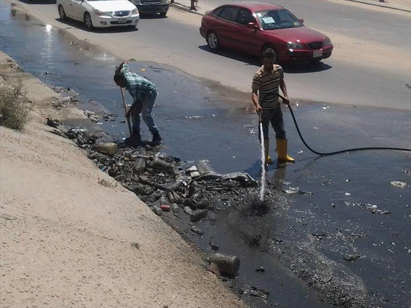 بالصور.. سحب مياه الصرف الصحي من شوارع طبرق