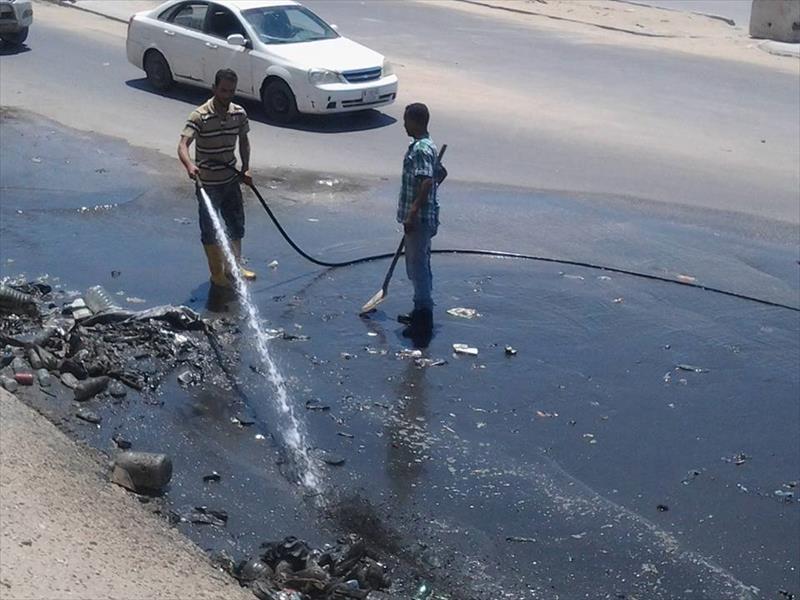 بالصور.. سحب مياه الصرف الصحي من شوارع طبرق