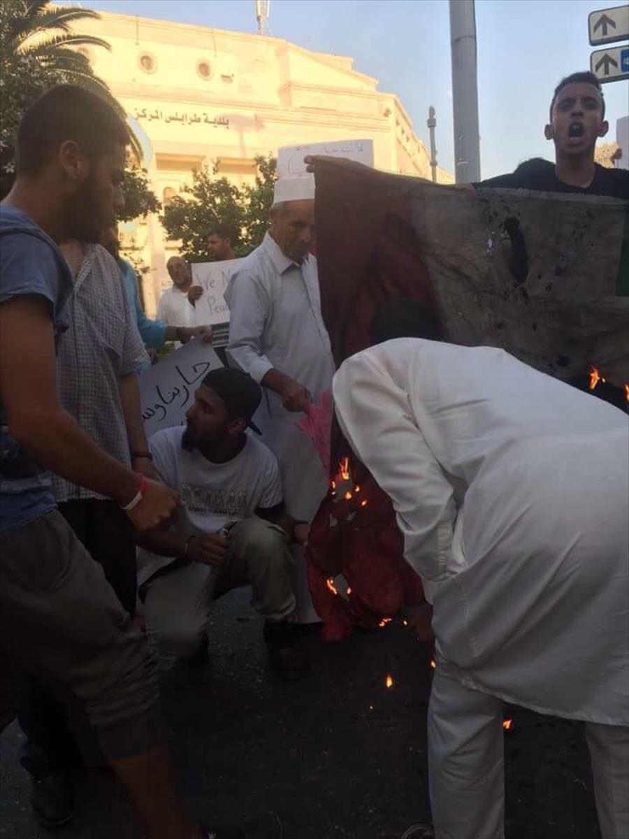 بالصور: متظاهرون في العاصمة طرابلس يحرقون العلم الإيطالي