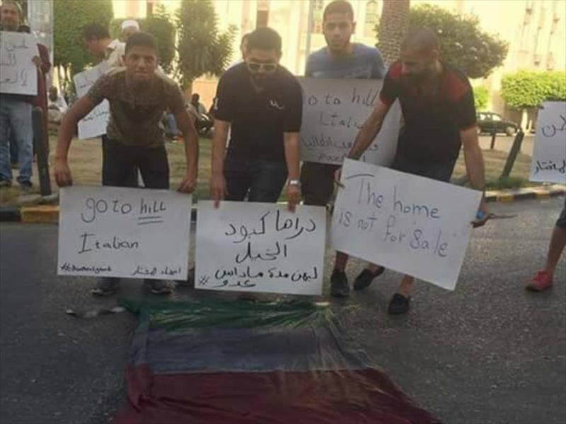 بالصور: متظاهرون في العاصمة طرابلس يحرقون العلم الإيطالي
