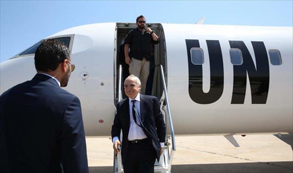 غسان سلامة يصل مطار الأبرق شرق البلاد