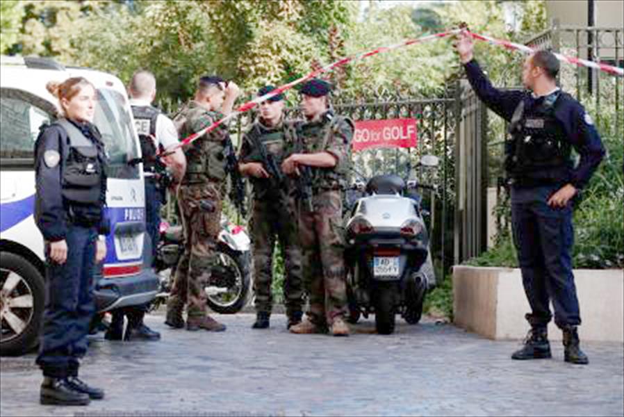 سيارة تصدم جنودًا في ضاحية بباريس والاشتباه في عمل إرهابي