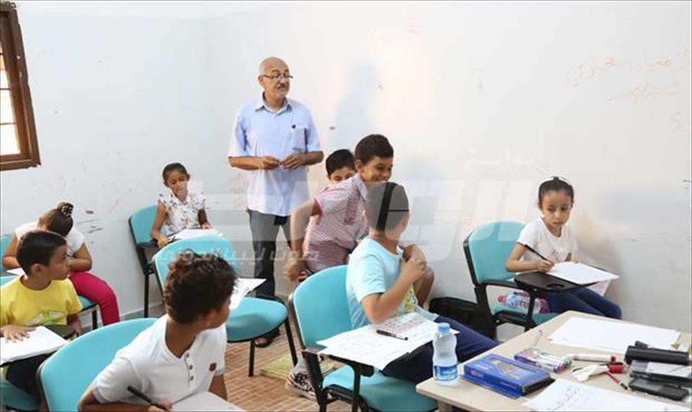 عادل مكشبر ينظم دورة في الخط العربي بمدينة زوارة
