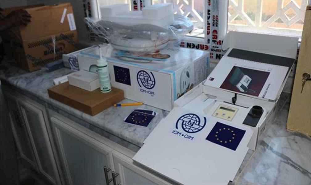 المنظمة الدولية للهجرة توزع أجهزة طبية على ثلاث عيادات بسبها