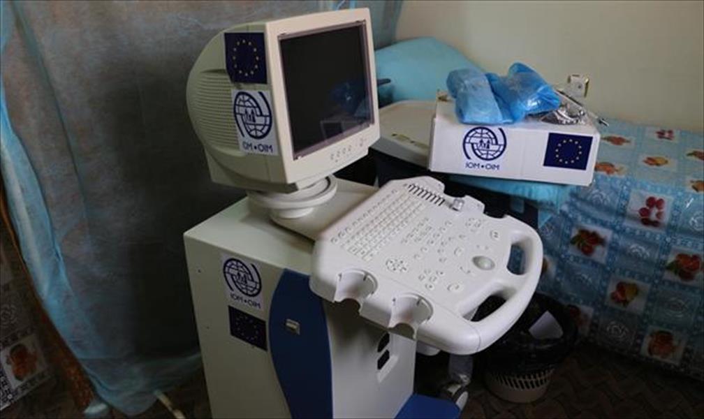 المنظمة الدولية للهجرة توزع أجهزة طبية على ثلاث عيادات بسبها