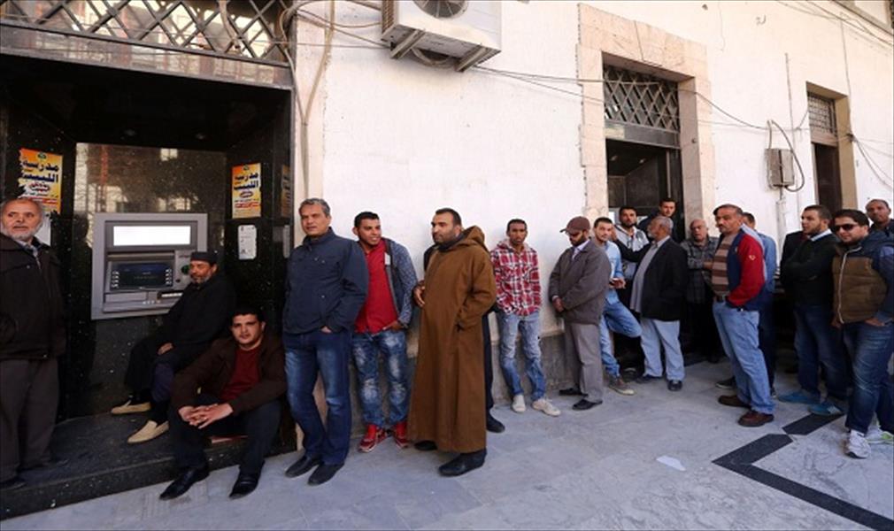 أزمة السيولة تقود الليبيين نحو الدفع الإلكتروني رغم المحاذير