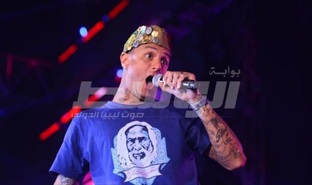 بالصور: أحمد الفيشاوي يغني بقميص «عمر المختار»
