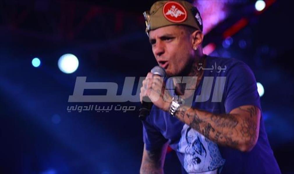 بالصور: أحمد الفيشاوي يغني بقميص «عمر المختار»