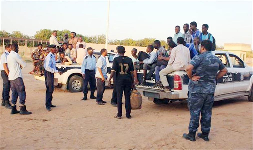 ترحيل 131 مهاجرًا غير شرعي من الجنسية السودانية بالكفرة