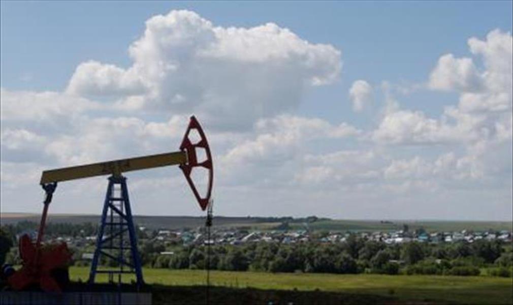 أسعار النفط تهبط 2.5% في تعاملات متقلبة
