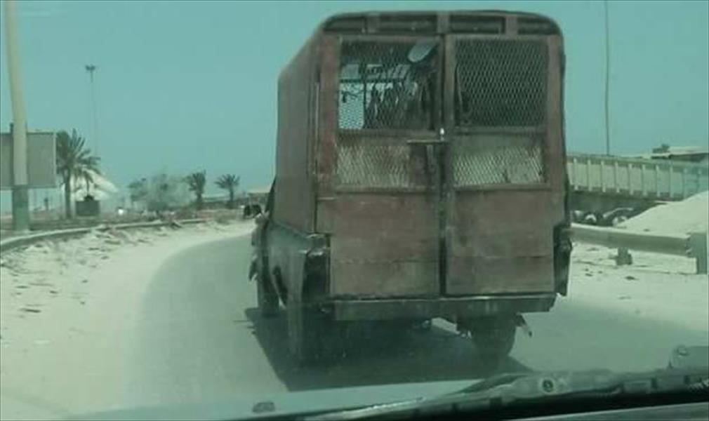 الحرس البلدي بنغازي يحذر مالكي مركبات نقل اللحوم مخالفة شروط النظافة