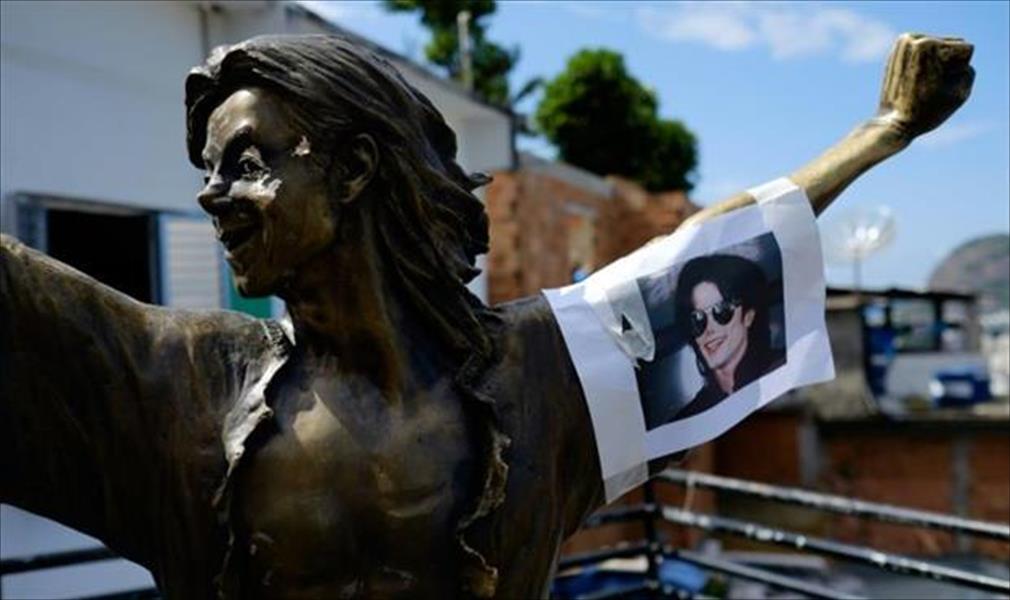تمثال مايكل جاكسون في ريو يحمل سلاحًا رشاشًا
