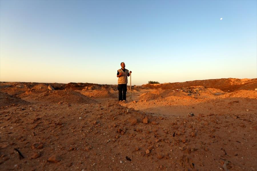 تونسي يتطوع لدفن جثث المهاجرين «بكرامة» قرب الحدود الليبية