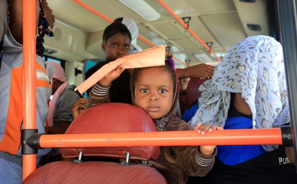 ترحيل 135 مهاجرًا نيجيريًّا إلى بلدهم من مطار معيتيقة