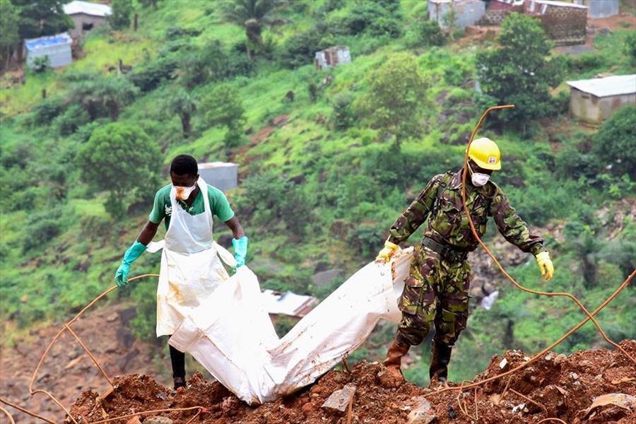 بالصور: دفن 441 شخصًا ضحايا الفيضانات في سيراليون