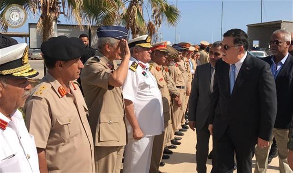 السراج للقادة العسكريين في طرابلس: رفع الحظر عن السلاح بات قريبًا