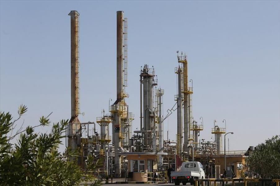 أسعار النفط تتراجع مع مخاوف من زيادة الإمدادات بعد تحسن إنتاج ليبيا