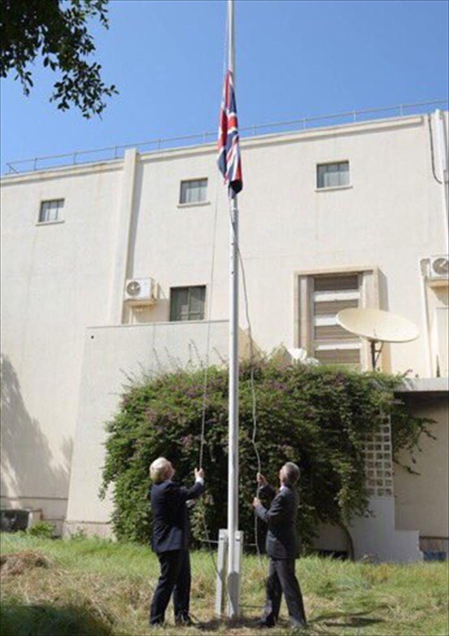 جونسون يرفع العلم البريطاني داخل مقر السفارة في طرابلس