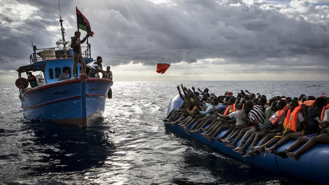 «التايمز» تكشف العلاقة بين «المنظمات غير الحكومية» وزيادة المهاجرين عبر ليبيا