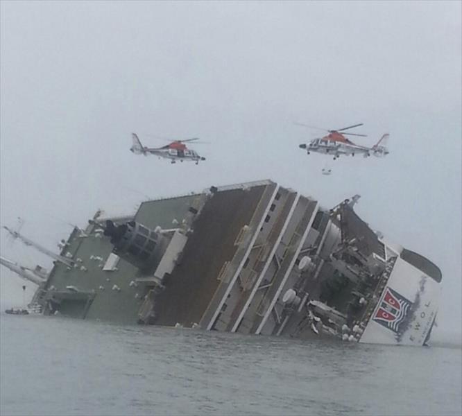 بالصور: فقد أكثر من 300 شخص في غرق عبارة كورية جنوبية