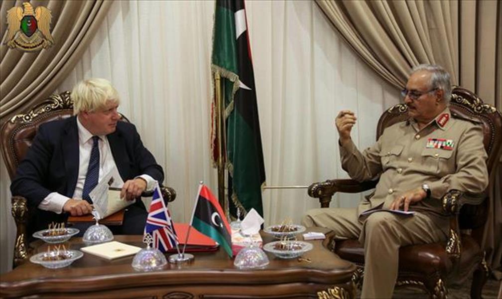المشير حفتر يستقبل وزير الخارجية البريطاني بمقر القيادة العامة في الرجمة