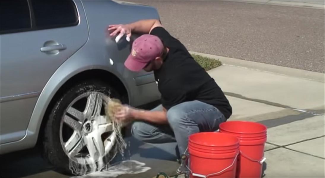بالفيديو: أسهل طريقة لتجديد وتنظيف جنوط السيارة