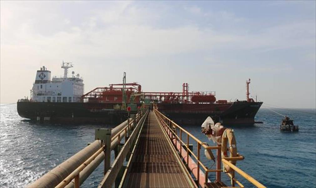 رسو ناقلة تحمل 30 مليون لتر بنزين في ميناء طبرق النفطي
