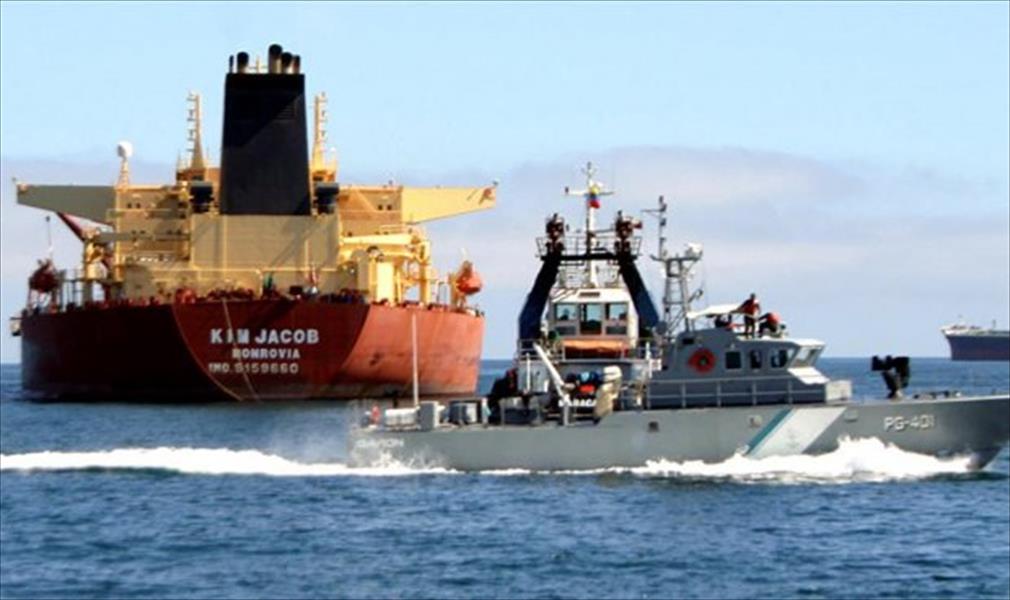 القوات البحرية تقتاد ناقلة وقود أجنبية وجرافة مالطية إلى قاعدة طرابلس