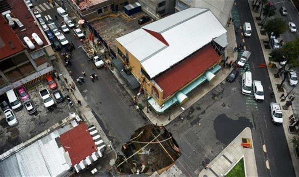 «ليديا» تسبب حفرة ضخمة في وسط مكسيكو
